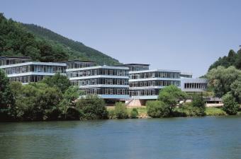 Gebäude der Hauptverwaltung, im Vordergrund der Neckar
